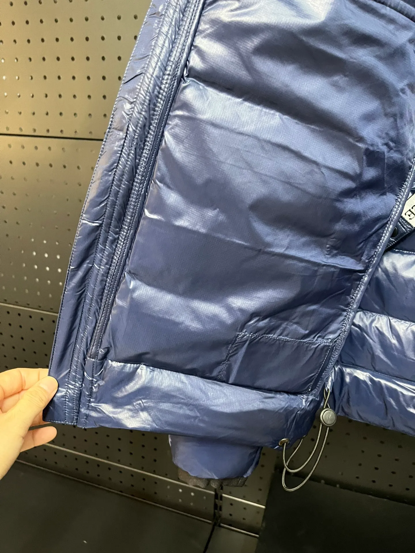 P940 Top 🔥purchase version 𝘾𝘼𝙉𝘼𝘿𝘼 𝙂𝙊𝙊𝙎𝙀/Canada Goose 2227 thin and light style. It’s super lightweight and doesn’t feel any weight on your upper body at all! Show more temperament‼  Canada Goose, a Canadian brand, has always been recognized as the warmest down jacket. Various Instagram celebrities, Internet celebrities, and celebrities often wear it for street photos. I make Canada Goose every year, but I still can’t get rid of my love for the goose. No matter how cold the winter is, there is no need to be afraid. Canada Goose is the legendary warmest down jacket and is known as a must-have for Arctic outdoor sports! The most popular down jacket in the world, celebrities are rushing to buy it, it is a must-have! Size: S-2XL Color: silver gray (red label) silver gray (black label), black (red label), black (black label), dark blue